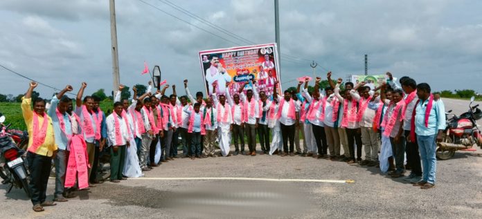 మాజీ ఎమ్మెల్యే పుట్టినరోజు వేడుకలకు భారీగా తరలిన బీఆర్ఎస్ శ్రేణులు