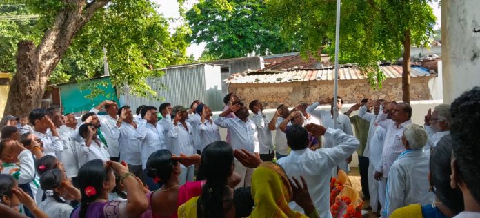 జాతీయ జెండాను ఎగురవేసిన సర్పంచ్ సావిత్రి సాయా గౌడ్