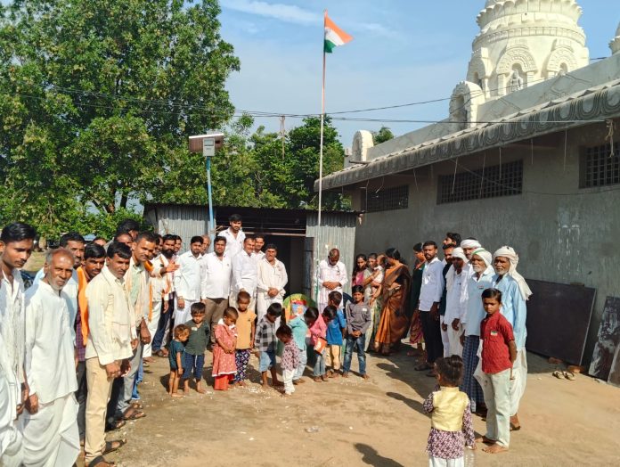 జాతీయ జెండాను ఎగురవేసిన గ్రామ సర్పంచ్