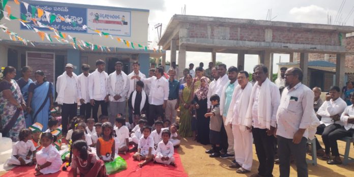 Distribution of items to Ranipet Government School