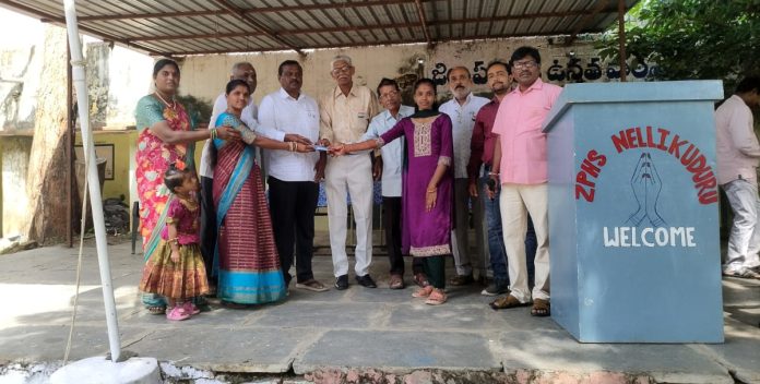 పదవ తరగతి మెరిట్ విద్యార్థులకు నగదు బహుమతి