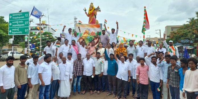 మహనీయుల త్యాగాల ఫలితమే స్వాతంత్ర్యం