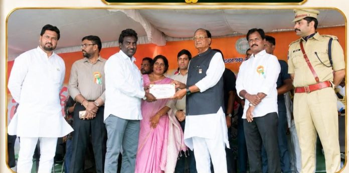 ఇన్ స్పెక్టర్ స్వామికి ఉత్తమ శానిటరీ ఇన్స్పెక్టర్ అవార్డ్