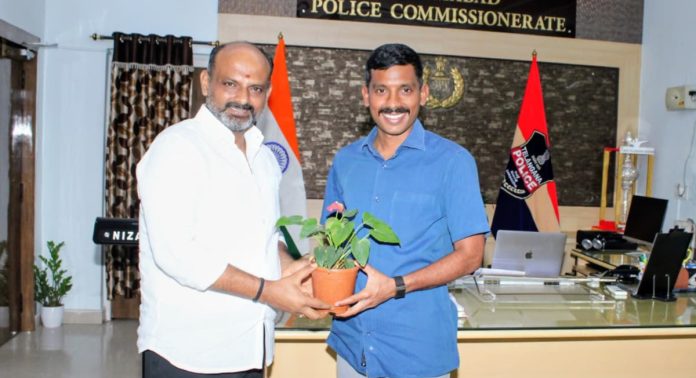 సీపీని కలిసిన మాజీ మున్సిపల్ చైర్ పర్సన్