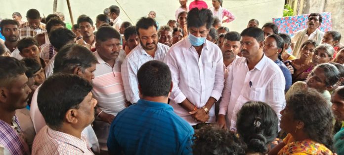 మృతుడి కుటుంబానికి మాజీ ఎమ్మెల్యే పరామర్శ