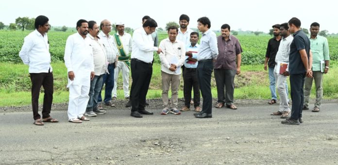 వర్షాల వల్ల దెబ్బతిన్న రోడ్లకు మరమ్మత్తులు చేపట్టాలి: కలెక్టర్