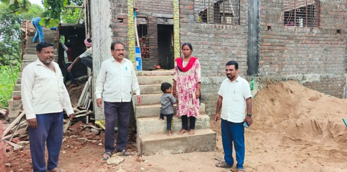 హాంగర్గలో ఇందిరమ్మ ఇండ్ల నిర్మాణాలను పరిశీలించిన ఎంపీడీఓ