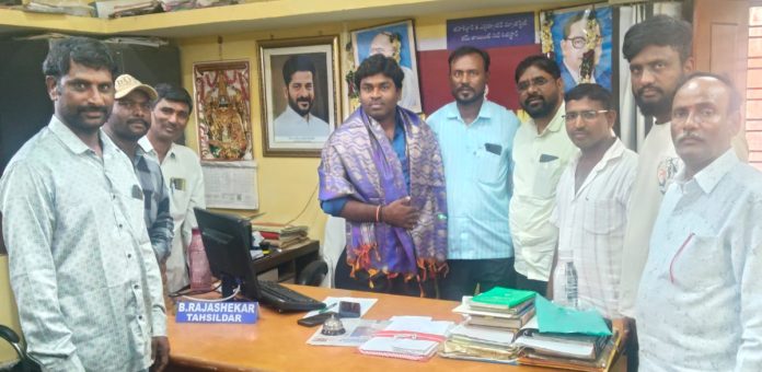 ఉత్తమ ఎమ్మార్వోకు ఘన సన్మానం