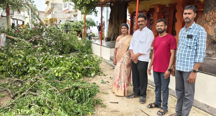 విద్యుత్ కు అంతరాయం..చెట్ల తొలగింపు