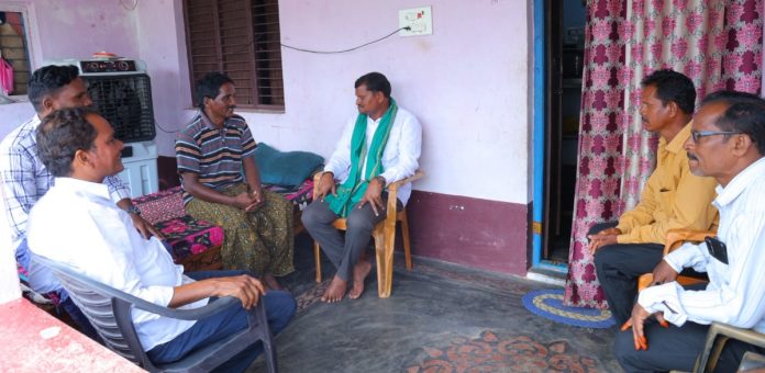 కాంగ్రెస్ బీఎల్ఏను పరామర్శించిన ఎమ్మెల్యే జారే