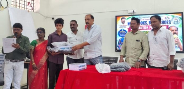 కళాశాల విద్యార్థులకు ఉచిత నోట్బుక్స్, బ్యాగులు, బూట్లు