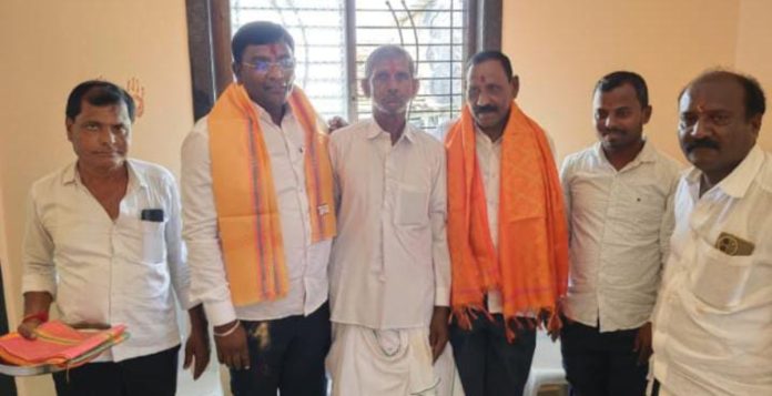 కాంగ్రెస్ మండల నాయకులకు సన్మానం