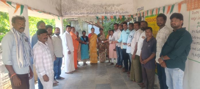 లబ్ధిదారులకు స్మార్ట్ రేషన్ కార్డులు పంపిణీ