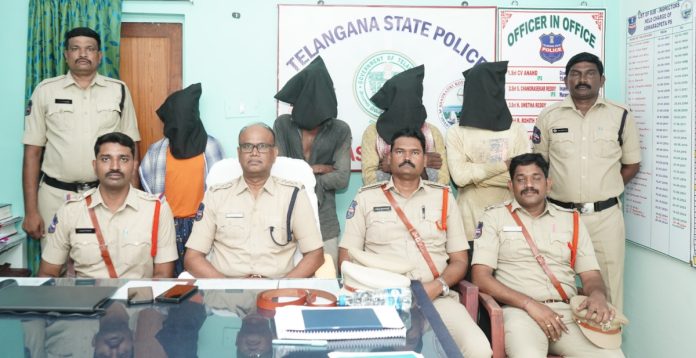 గంజాయి విక్రేత, సేవిస్తున్న ముగ్గురు అరెస్ట్