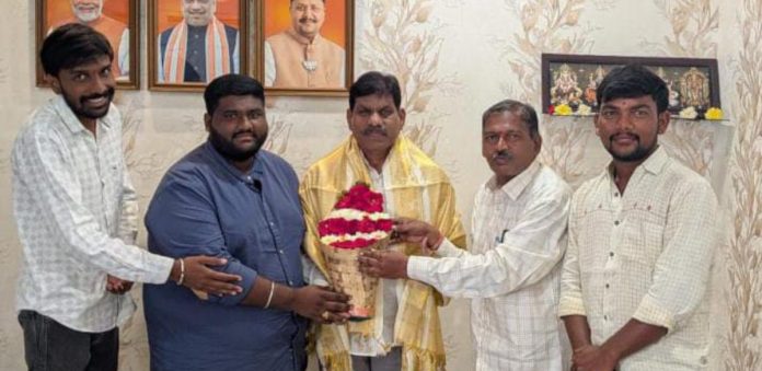 మాజీ ఎంపీని కలిసిన సింగిల్ విండో కార్యదర్శి