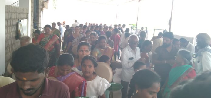 భక్తులతో కిక్కిరిసిన ఆలయాలు
