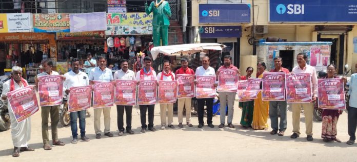 జిల్లాలోని పరిశ్రమలలో స్థానికులకే అవకాశం కల్పించాలి