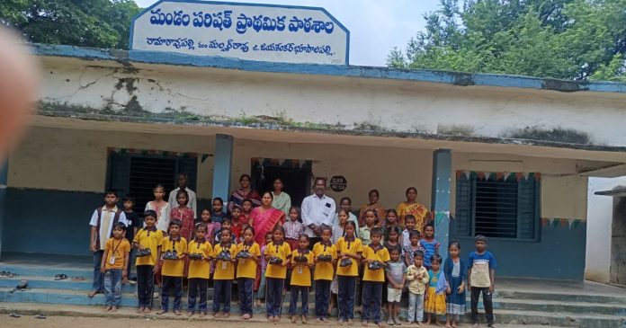 రామారావుపల్లి విద్యార్థులకు షూస్ పంపిణీ