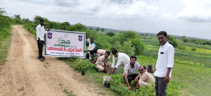 మొక్కలను నాటిన ఎక్సైజ్ అధికారులు