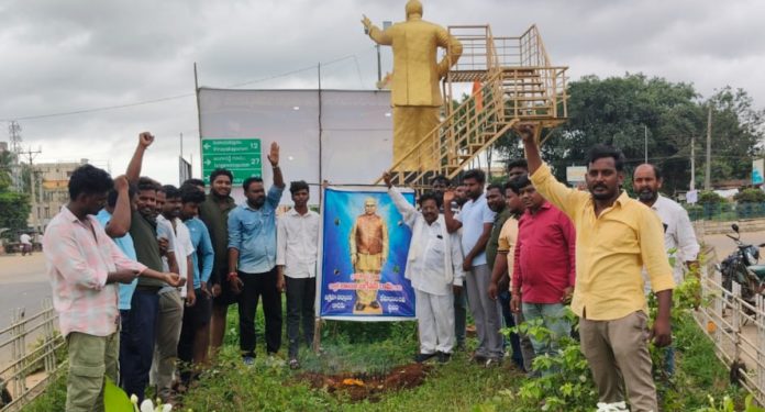 పేటలో కోలాహలంగా విగ్రహాల ఏర్పాటు