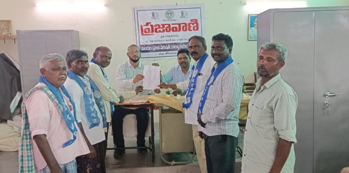 సీసీరోడ్లు నిర్మించాలని ప్రజావాణిలో వినతి