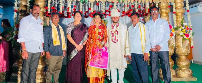 నూతన వధూవరులను ఆశీర్వదించిన మాజీ ఎంపీ