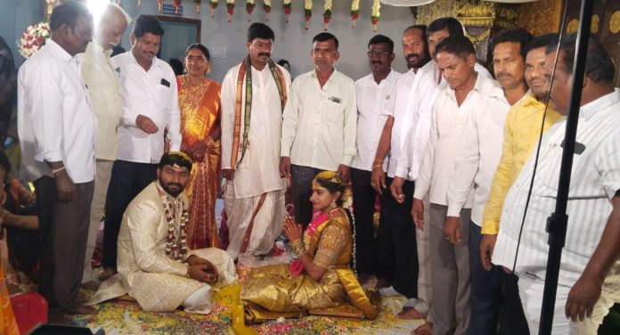 నూతన దంపతులను ఆశీర్వదించిన పిఏసిఎస్ చైర్మన్