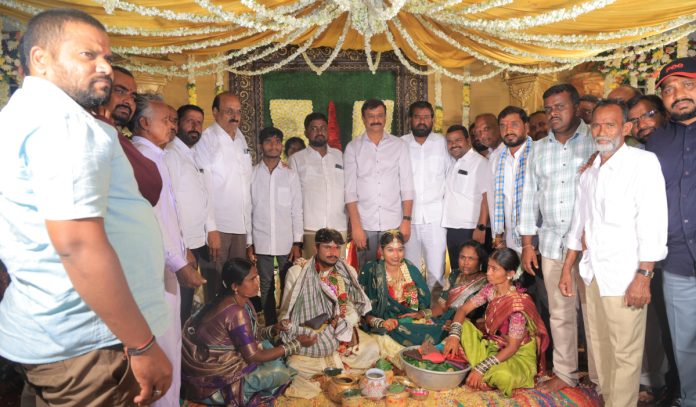 వధూవరులను ఆశీర్వదించిన ఎమ్మెల్యే
