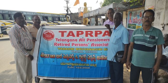 Make the massive protest by employees and pensioners a success.