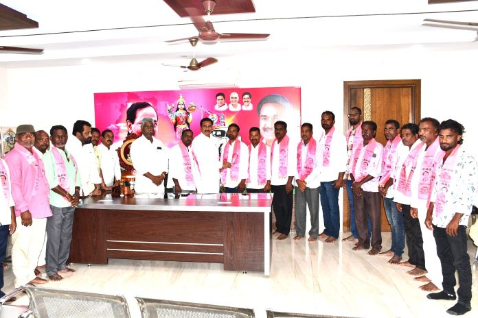 కాంగ్రెస్ పార్టీకి రాజీనామా.. బీఆర్ఎస్లో చేరిక