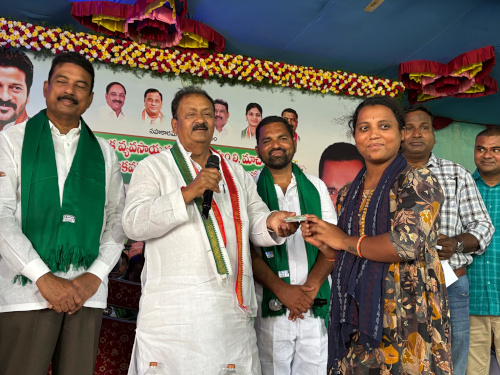 నూతన స్మార్ట్ రేషన్ కార్డుల పంపిణీ