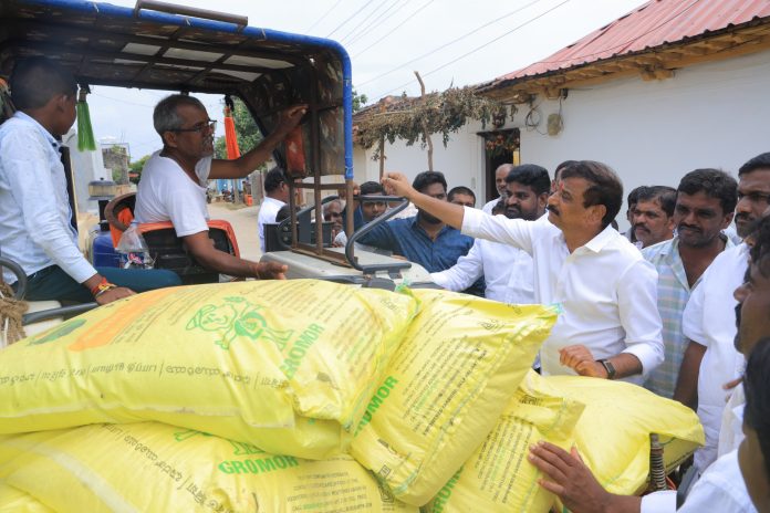 యూరియా కోసం రైతుల గోస.. కళ్లముందే రైతు కష్టం తెలుసుకున్న ఎమ్మెల్యే