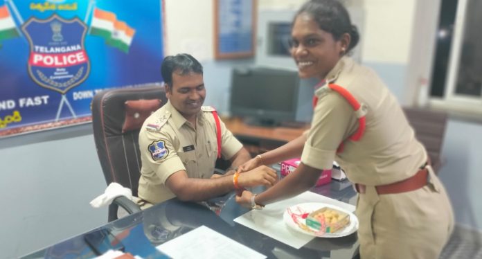 మక్తల్ సీఐకి రాఖీ కట్టిన ఎస్ఐ రేవతి
