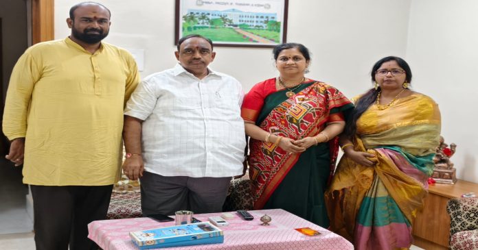 మాజీ ఎమ్మెల్యే సతీష్ కుమార్ కు రాఖీ కట్టిన కౌన్సిలర్
