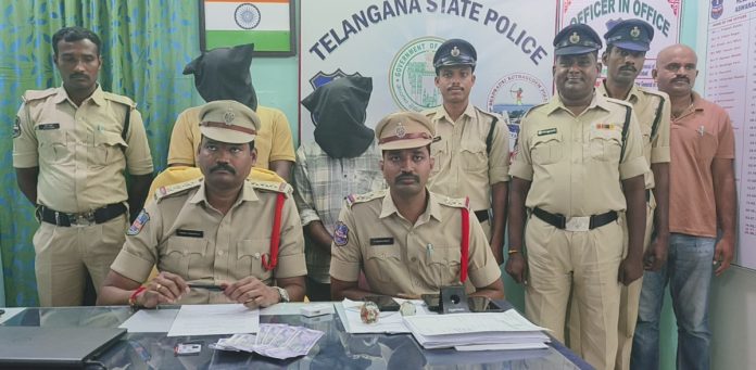మీడియా పేరుతో రైతును బెదిరించి రూ.5 వేల వసూళ్లు