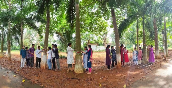 చెట్లకు రాఖీలు కట్టి సంరక్షణ ప్రతిజ్ఞ