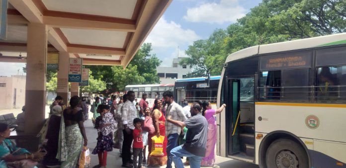 కిక్కిరిసిన ఆర్టీసీ బస్సులు, రైళ్లు
