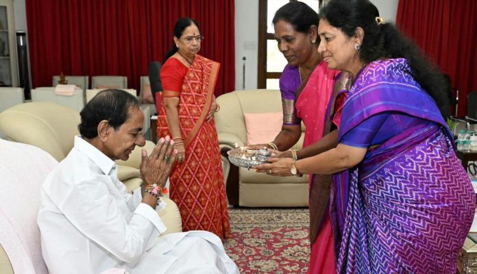 కేసీఆర్ కు రాఖీ కట్టిన గొంగిడి సునీత