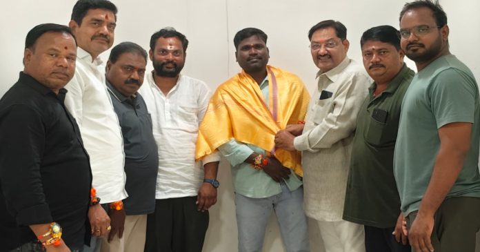 ఆత్మీయ మిత్రమండలి ఆధ్వర్యంలో సన్మానం