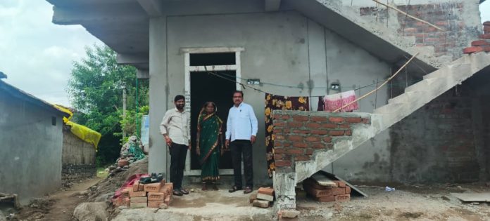 పెద్దఏడ్గిలో ఇందిరమ్మ ఇండ్ల నిర్మాణాలను పరిశీలించిన ఎంపీడీఓ
