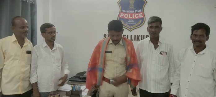 ఎస్సై కరుణాకర్ ను కలిసిన కాంగ్రెస్ నాయకులు