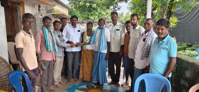 మృతురాలు కుటుంబానికి సర్పంచ్ చేయూత