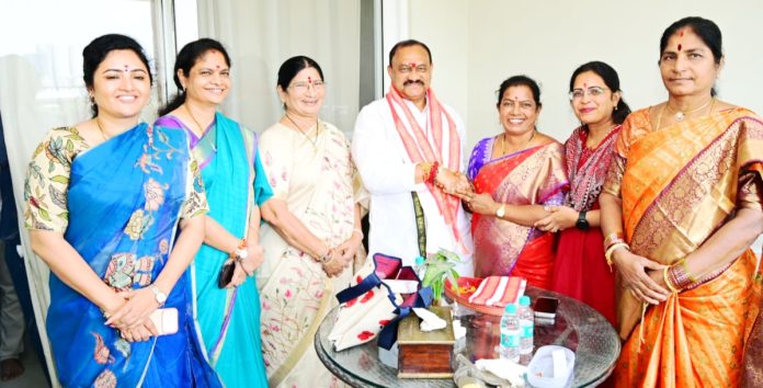 టీపీసీసీ చీఫ్, మల్లు రవి లకు రాఖీలు కట్టిన మహిళలు