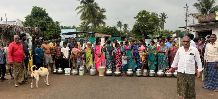 మంచినీటి కోసం దళిత కాలనీ వాసుల రాస్తారోకో
