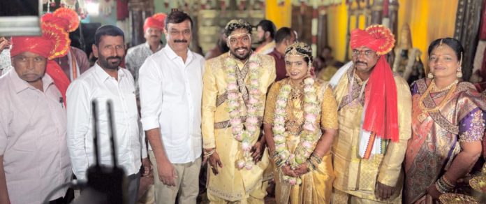 వధూవరులను ఆశీర్వదించిన దుబ్బాక ఎమ్మెల్యే