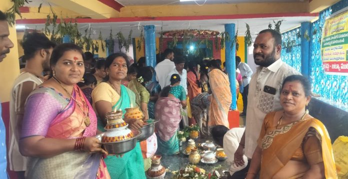 గ్రామ దేవతలకు బోనాలు సమర్పణ