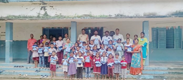 విద్యార్థులకు ఏకరూప దుస్తులు అందజేత