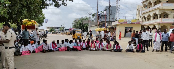 బీఆర్ఎస్ పార్టీ ఆధ్వర్యంలో రాస్తారోకో..