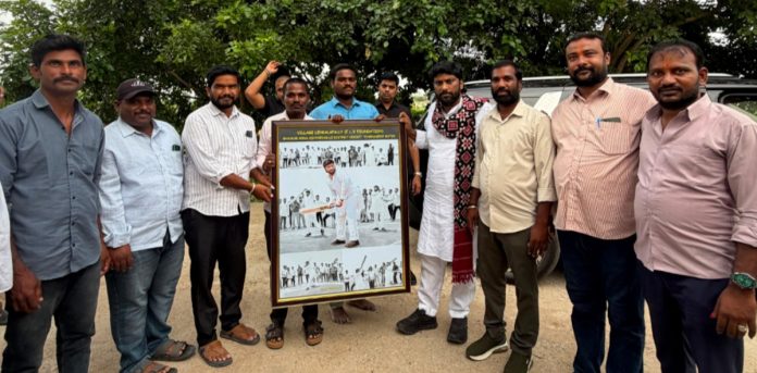 Presentation of a memento to LV Bhaskar.