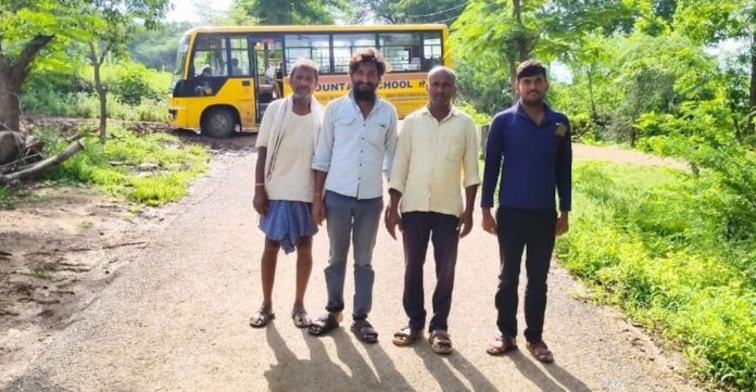 ప్రయివేటు స్కూల్ బస్సులను అడ్డుకున్న కత్తల్ వాడి గ్రామస్తులు